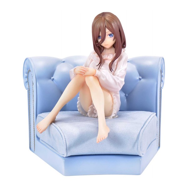 The Quintessential Quintuplets Figur Miku Nakano mit Sofa frontal